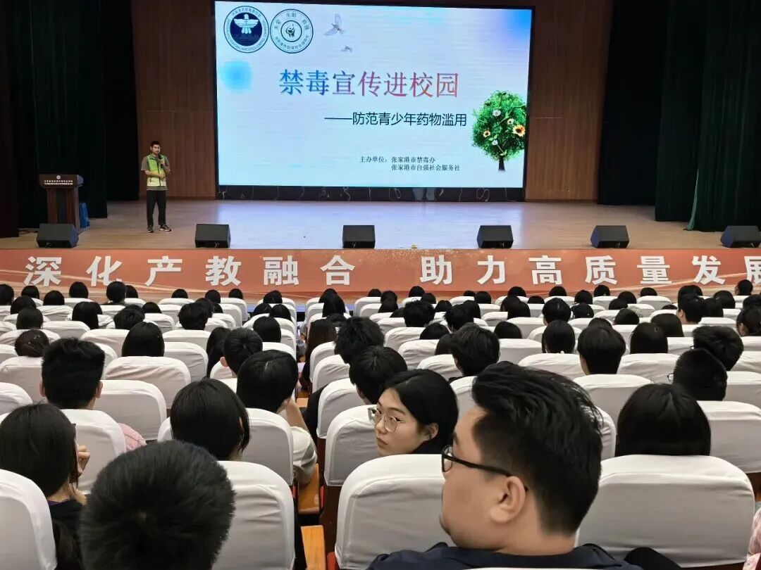 青春正当时，防毒不缺位｜高一新生走进禁毒展馆，筑牢青春防毒墙！