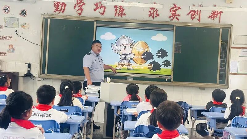 教联体携手同行 守护少年健康成长——溧阳市天目湖镇法治安全教育第一课走进溧阳市天目湖中心小学