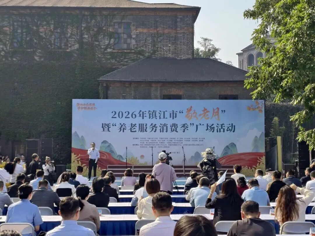 敬老月广场宣传｜禁毒反诈齐发力，守护最美 “夕阳红”